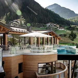 Hotel – Alpine . Luxury . Life
